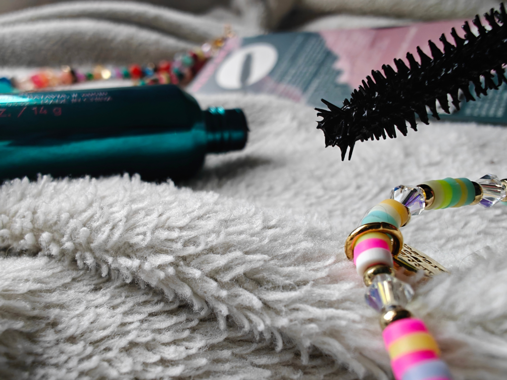 Zoom in on Lacura They're Brilliant Mascara tube and applicator